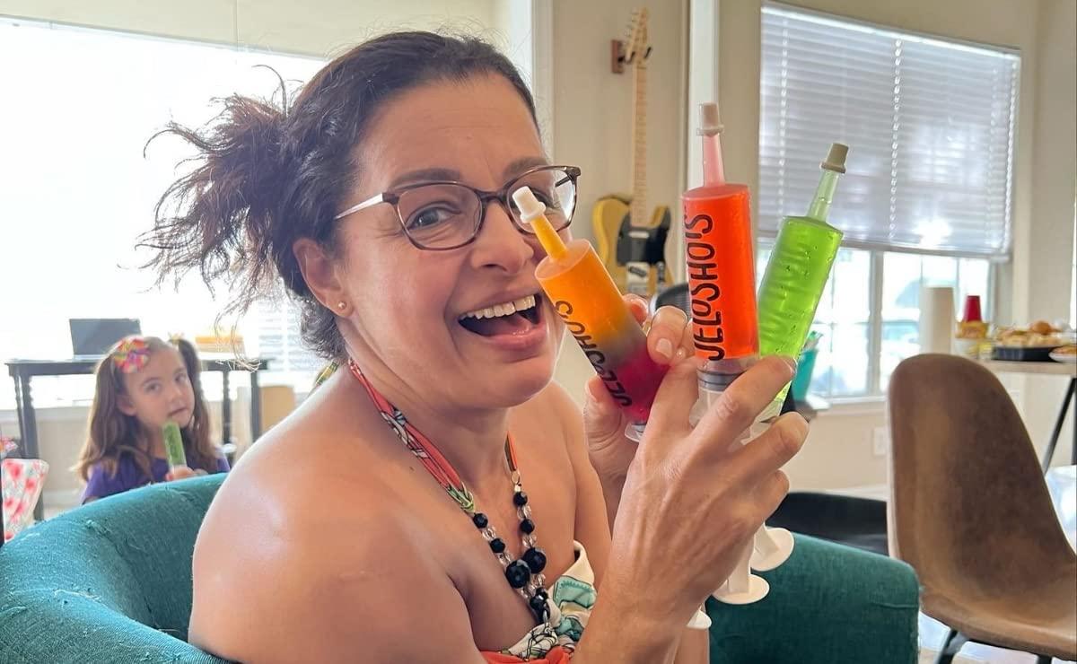 JeloShots Jello Shots Party Kit - Margarita Party Pack - Makes Over 50 (Large) Jello Shots - Includes eBook with 63 Margarita Recipes, Jello Shot Syringes, Jello Shot Cups, Margarita Salt, & Flavored Gelatin