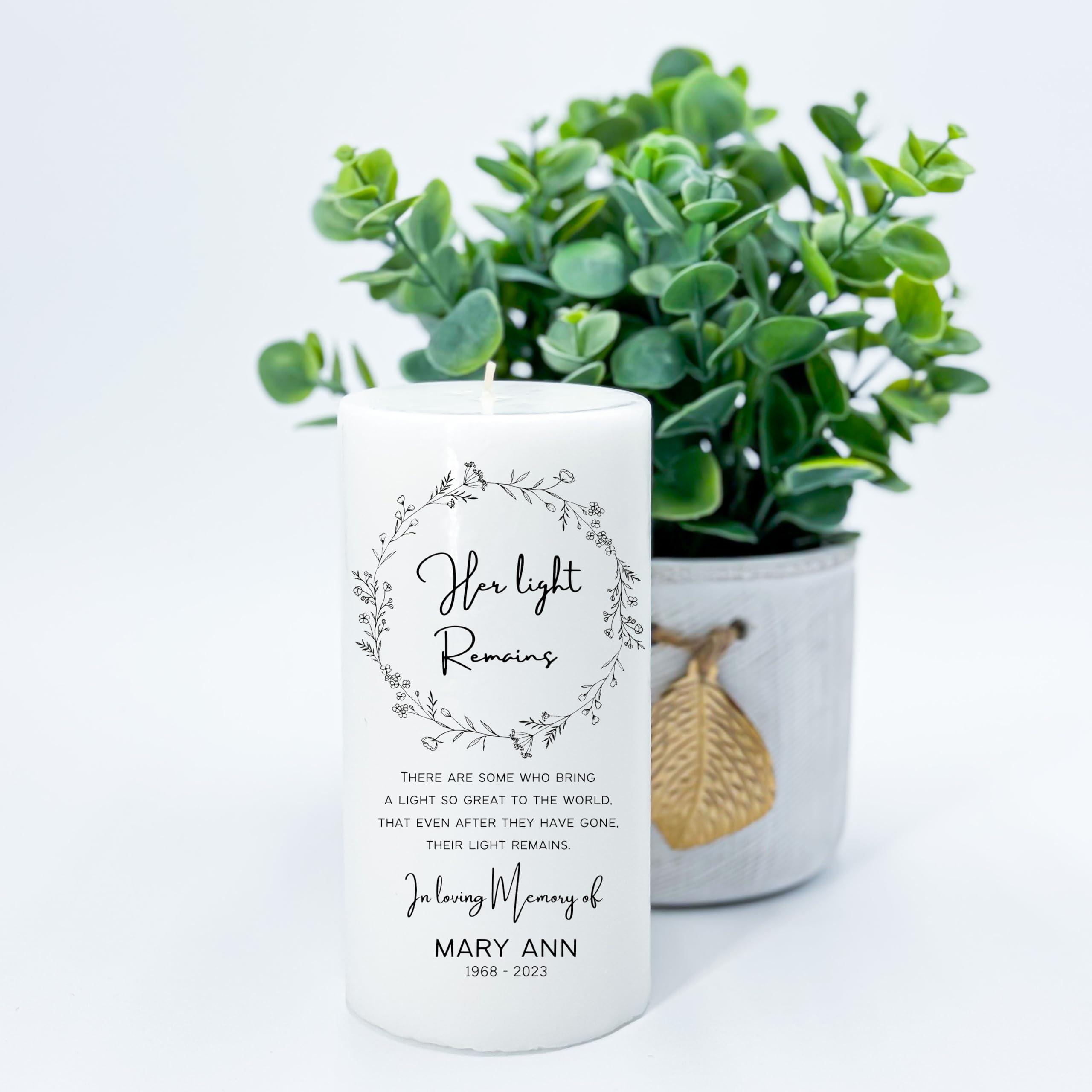 LIGHTIT STUDIO Personalized Funeral Memorial Candle, In Loving Memory White Floral Custom Candle, Celebrations of Life, Tributes and Remembrances, Elegant Delicate Pillar Candle 3\"x6\" (Noir)