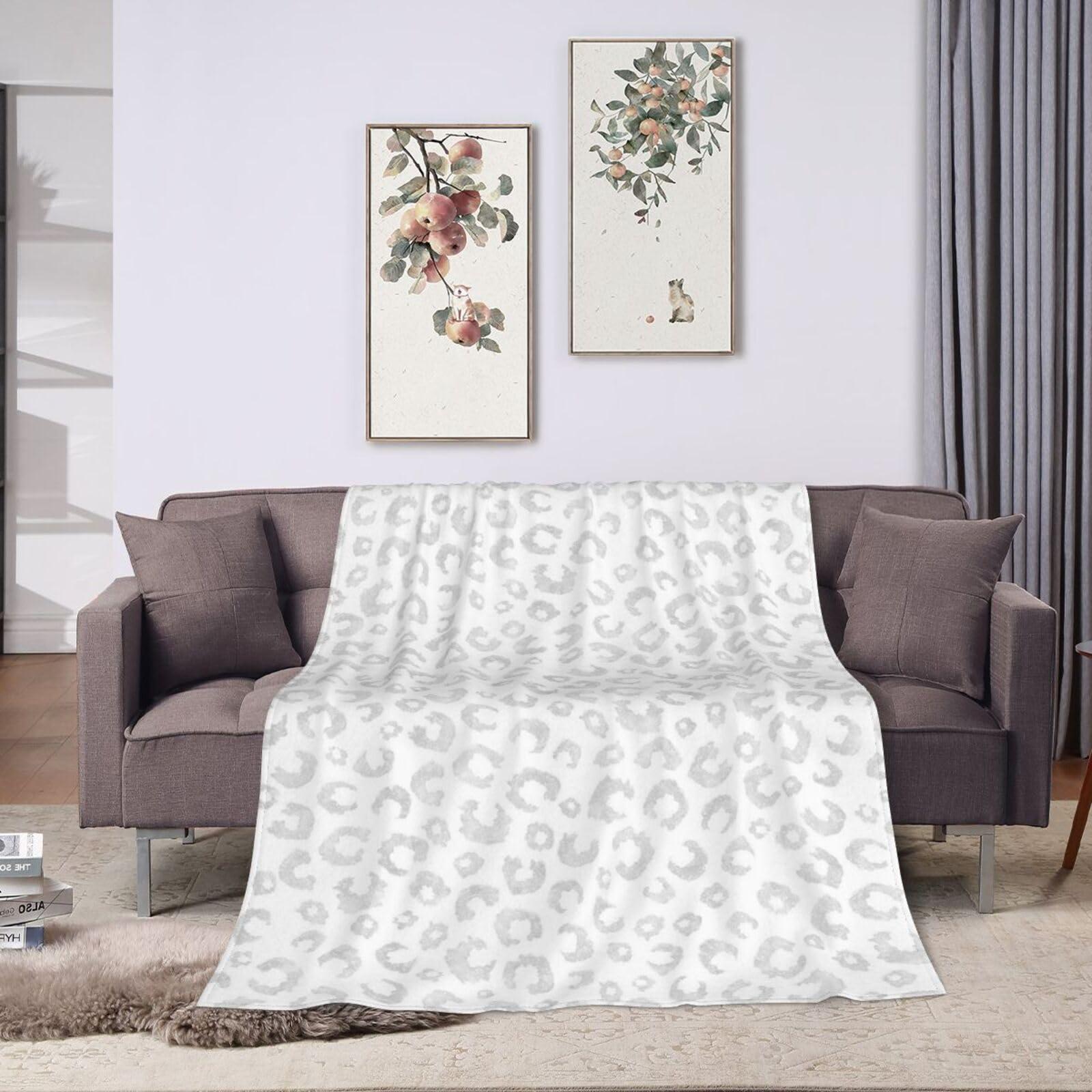 LMNSWDA Elegant White Silver Glitter Leopard Animal Print Versatile Ultra Soft Flannel Fleece Throw Blanket for Couch, Sofa, and Bed Seasons, Travel, Work, and Gifting to Adults and Kids 60\"x50\"