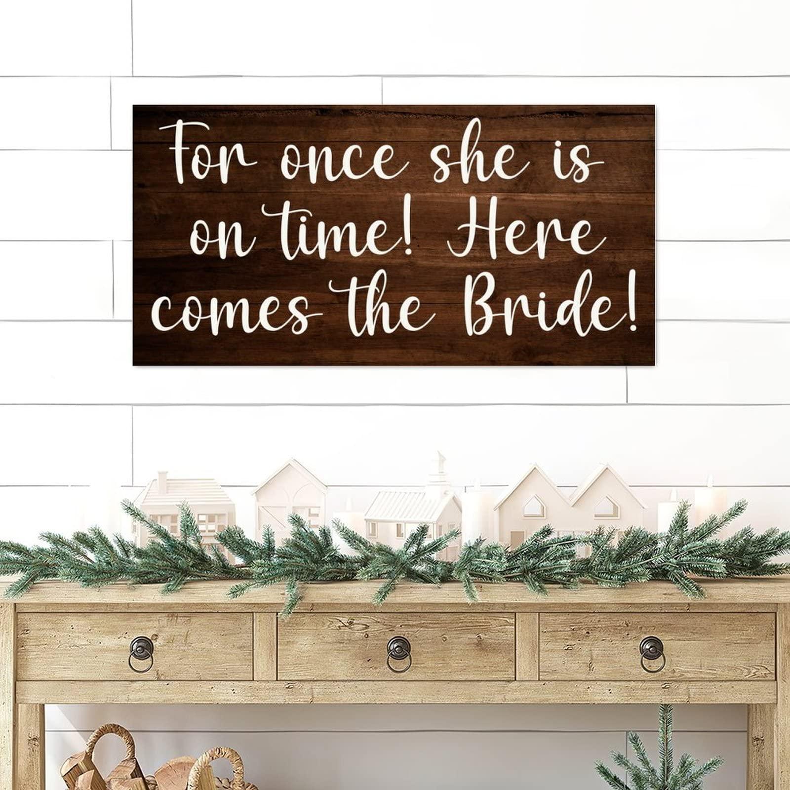 Alioyoit Farmhouse Style Wedding Sign Wood Pallet Sign Plaque Here Comes The Bride Rustic Wooden Pallet Sign Plaque Wood Hanging Door Plaque Countryside Wall Art Shabby Chic Wooden Hanging Decor Novelty