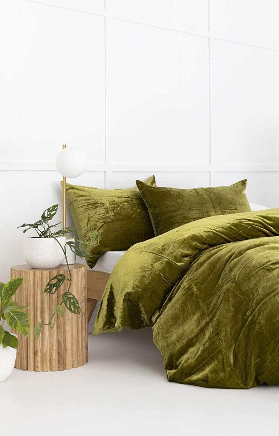 DecorAvenue DecorAvenue Ultra-Luxe Crushed Velvet Duvet Cover, Boho Bedding UO Comforter Bedding Donna Cover,3 Pc Duvet Set, Velvet Bedding Set (Olive Green, UK Super King 88\" x 104\")
