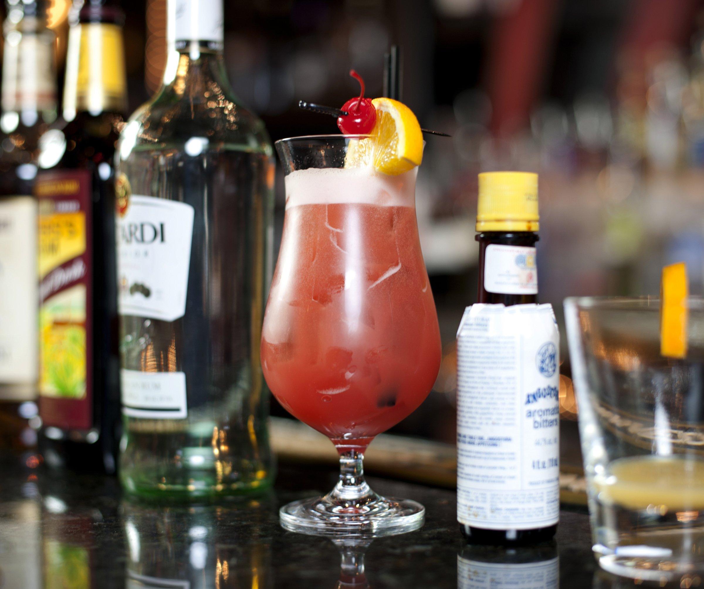 Schott Zwiesel SCHOTT ZWIESEL Bar Special Hurricane Glass (Set of 6), Voluminous Cocktail Glasses for Mixed Drinks, Dishwasher-Safe Tritan Crystal Glasses, Made in Germany (18 Ounce)