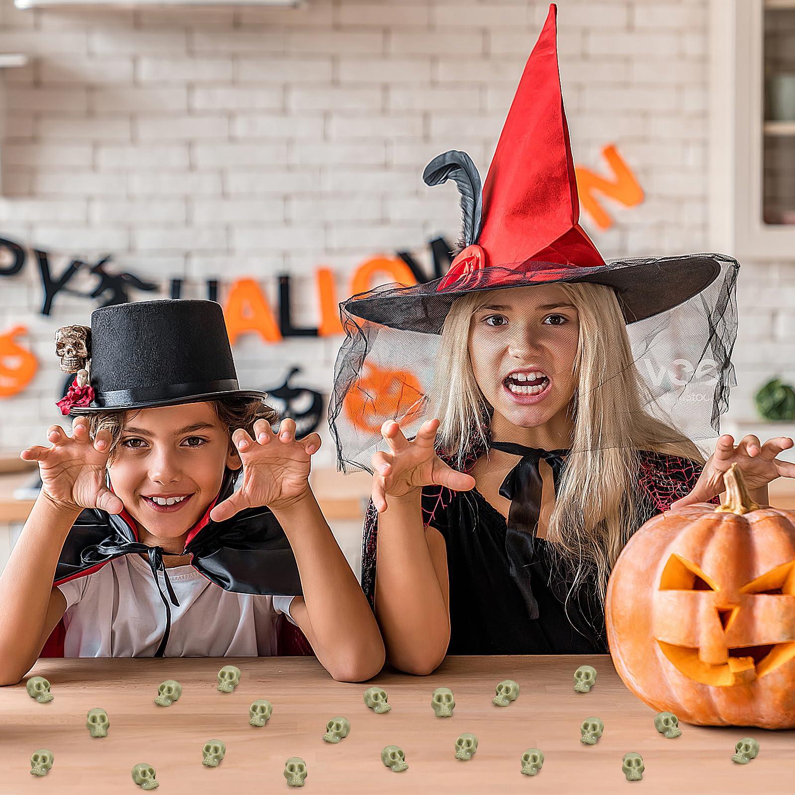 PRETYZOOM PRETYZOOM 100PCS Mini Plastic Skull Heads Miniature Skulls Tiny Ghost Skeleton Miniatures Skull Figurines Halloween Decorations Mini Skeletons Realistic Skeleton Skulls (0.8"x0.5")