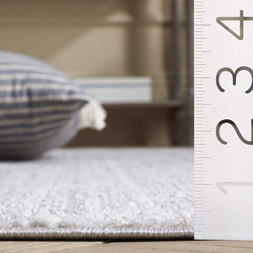 Safavieh SAFAVIEH Mila Collection Area Rug - 5' x 7'6", Beige & Blue, Non-Shedding & Easy Care, Ideal for The Living Room, Bedroom, Dining Room (MIL234B-5)