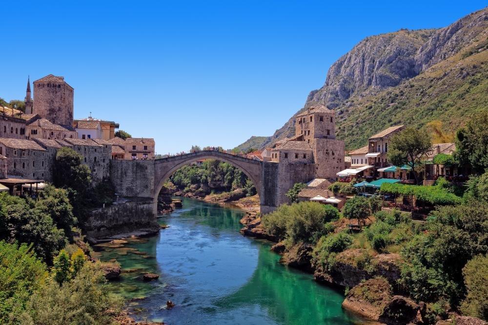 Safavieh SAFAVIEH Adirondack Collection Accent Rug - 3\' x 5\', Cream & Slate, Modern Wave Distressed Design, Non-Shedding & Easy Care, Ideal for High Traffic Areas in Entryway, Living Room, Bedroom (ADR125T)