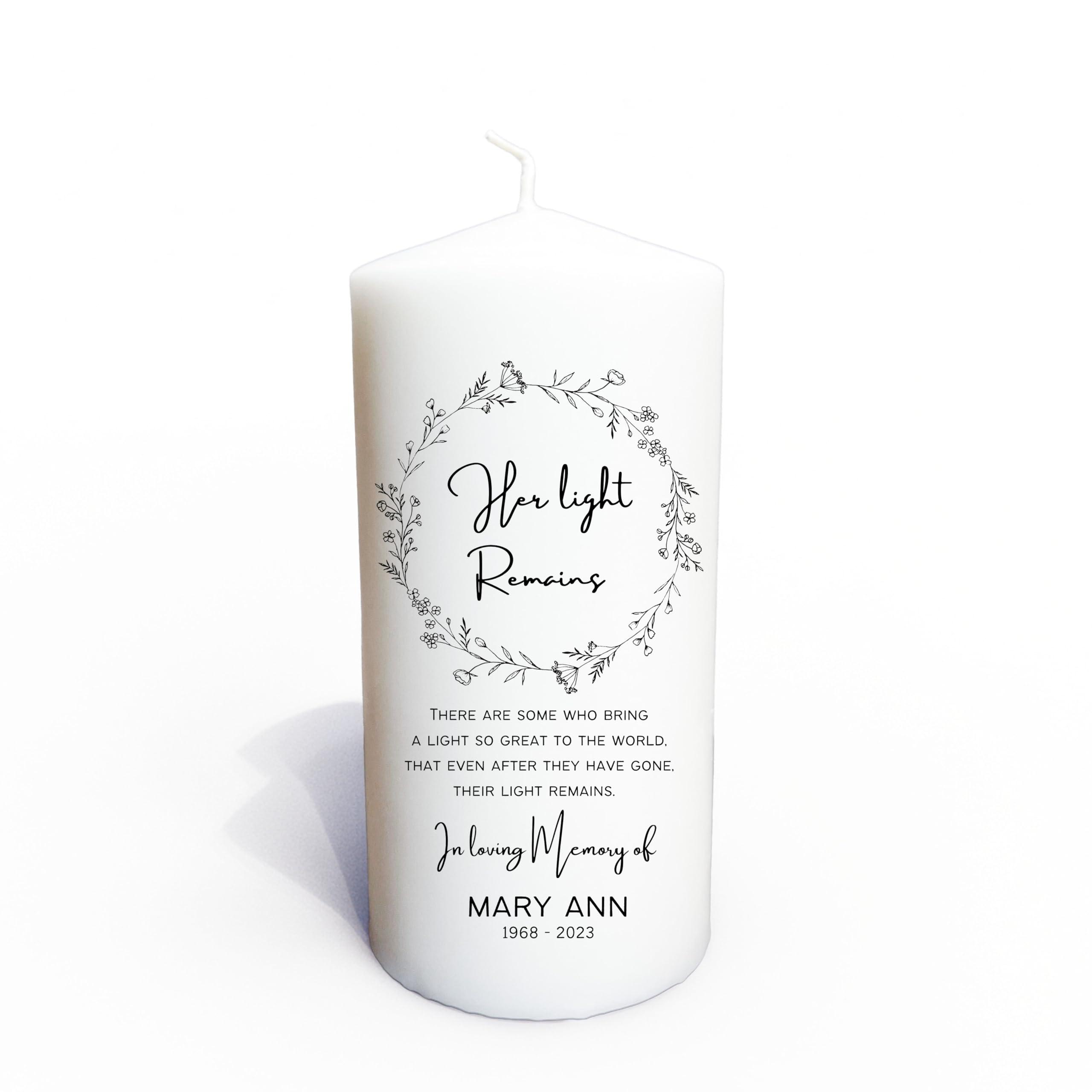 LIGHTIT STUDIO Personalized Funeral Memorial Candle, In Loving Memory White Floral Custom Candle, Celebrations of Life, Tributes and Remembrances, Elegant Delicate Pillar Candle 3\"x6\" (Noir)