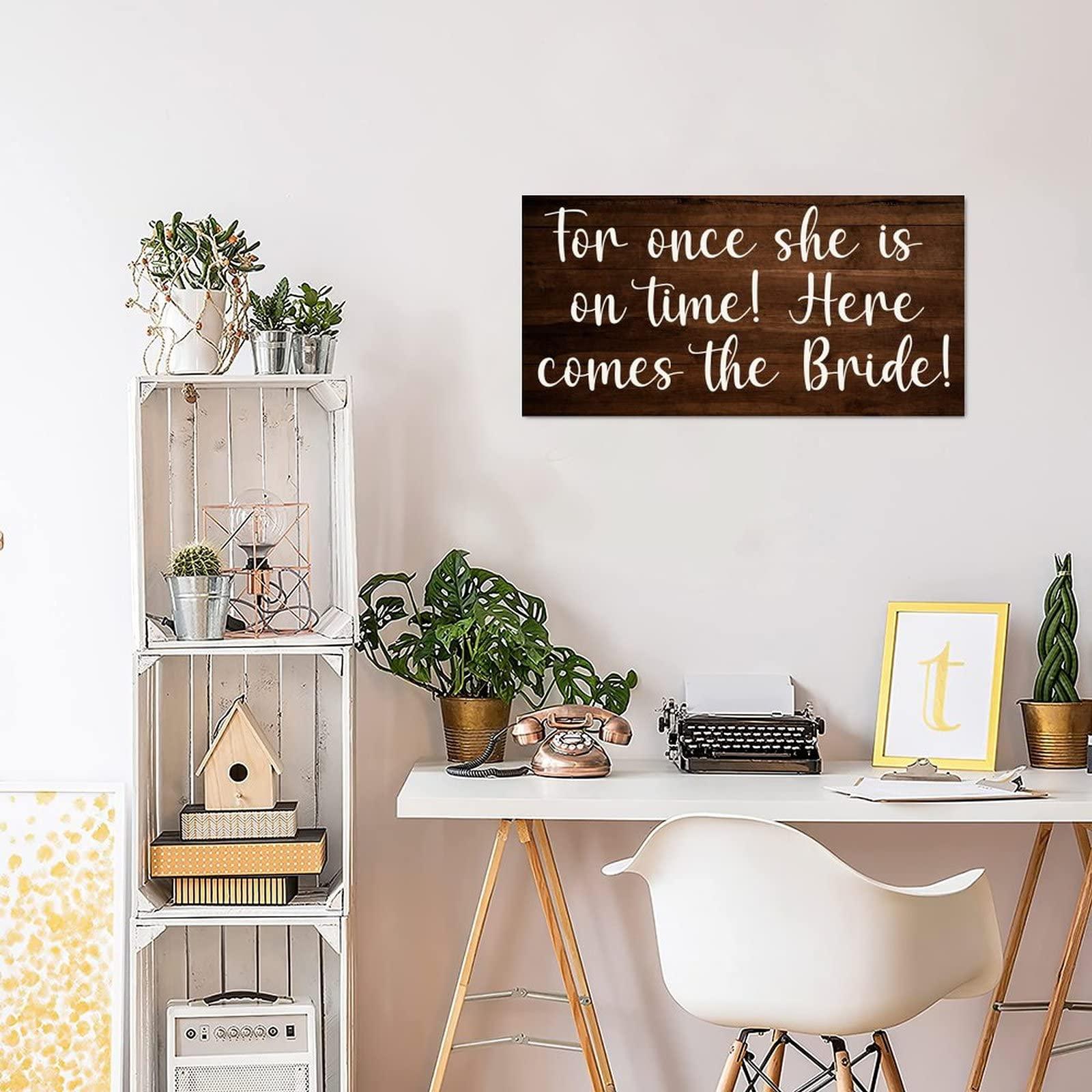 Alioyoit Farmhouse Style Wedding Sign Wood Pallet Sign Plaque Here Comes The Bride Rustic Wooden Pallet Sign Plaque Wood Hanging Door Plaque Countryside Wall Art Shabby Chic Wooden Hanging Decor Novelty