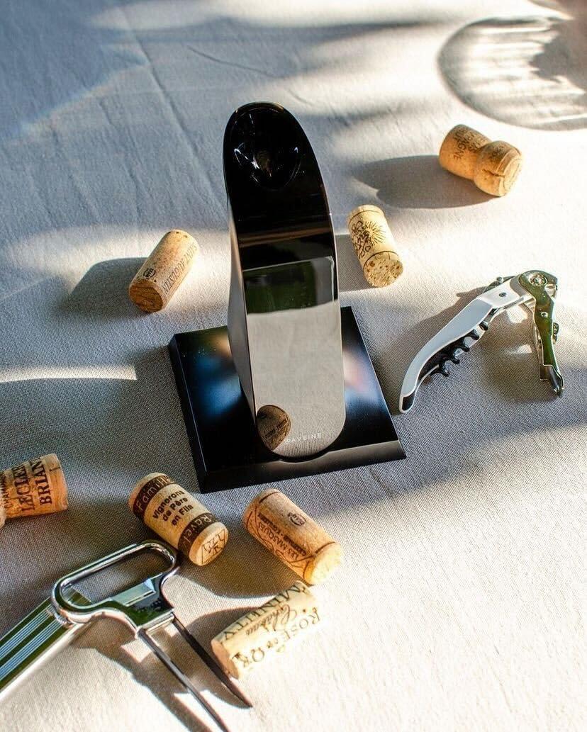 AVEINE AVEINE Original - Connected Wine Aerator - Android & iOS Compatible - Box containing 1 Smart Aerator, 1 Protection Bag, 1 Charging Stand, 1 USB Cable - Instant Wine Aeration - Manufacturer Warranty