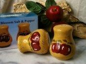 International Wholesale Gifts & Collectibles IWGAC UBS Porcelain Apple Salt & Pepper Shakers