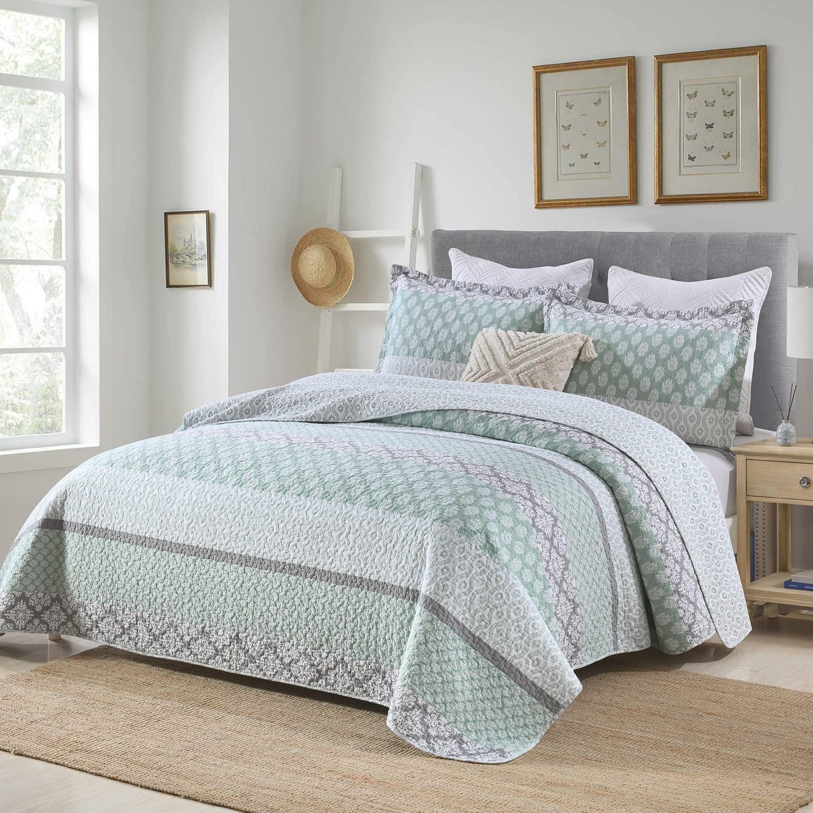 KALOOLA KALOOLA Sage Green King Quilt, 100% Cotton Floral Bedspread Coverlet King Size, Farmhouse Reversible Boho Bedding Set, Lightweight Thin Comforter for All Season, 3 Pieces