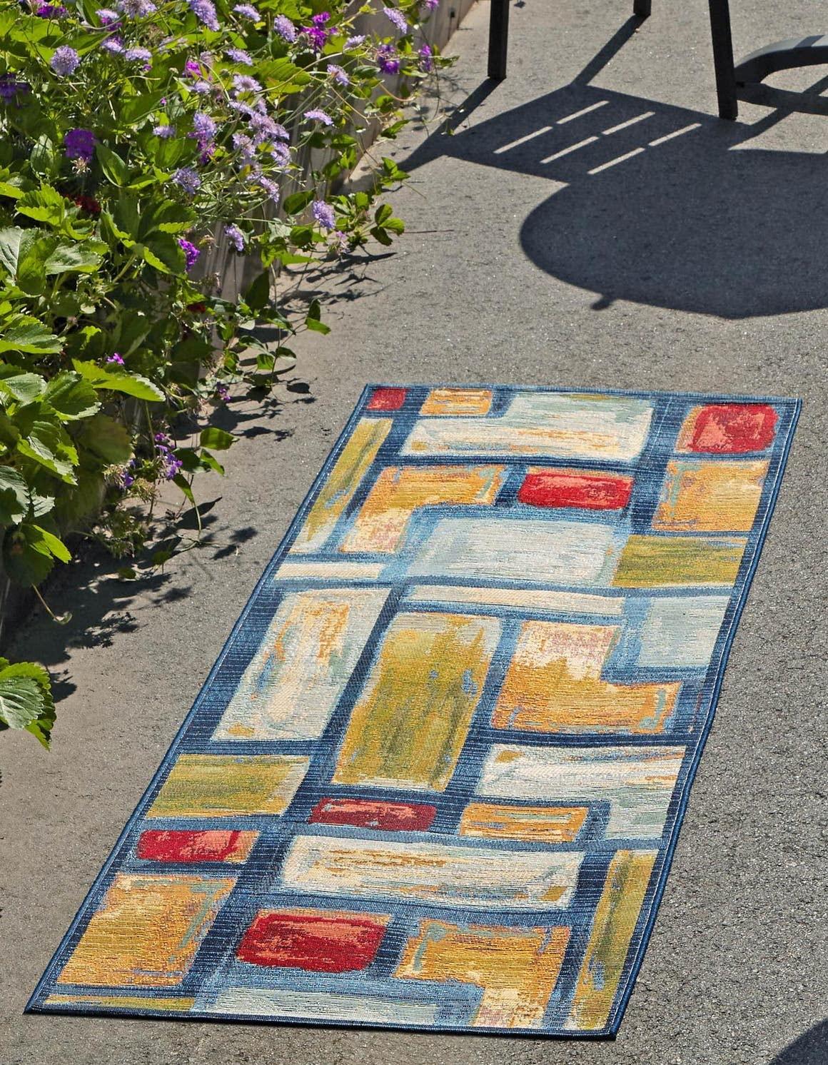 Unique Loom Unique Loom Outdoor Modern Collection Area Rug - Cubed (2' 7" x 7' 1" Runner, Multi/ Blue)