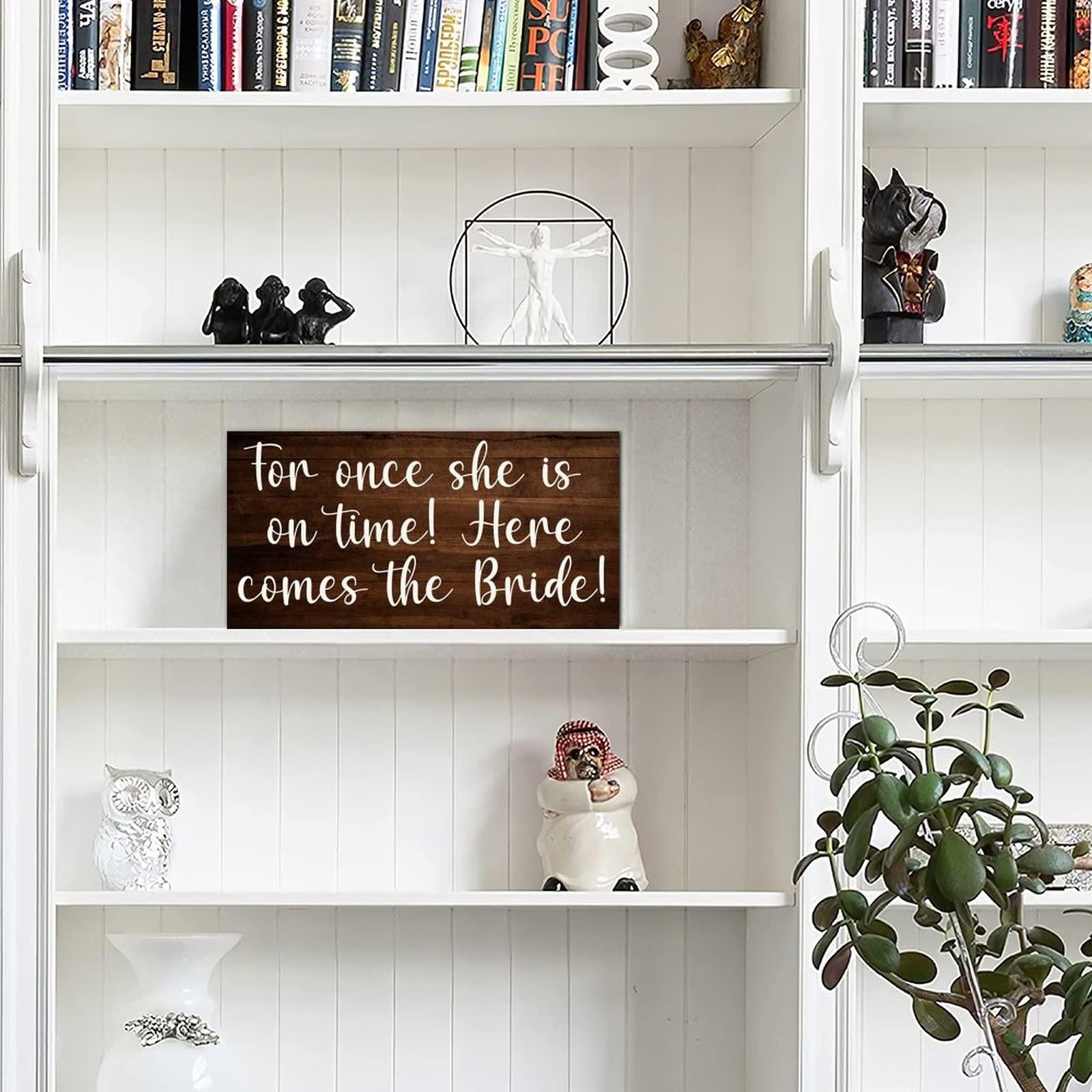 Alioyoit Farmhouse Style Wedding Sign Wood Pallet Sign Plaque Here Comes The Bride Rustic Wooden Pallet Sign Plaque Wood Hanging Door Plaque Countryside Wall Art Shabby Chic Wooden Hanging Decor Novelty