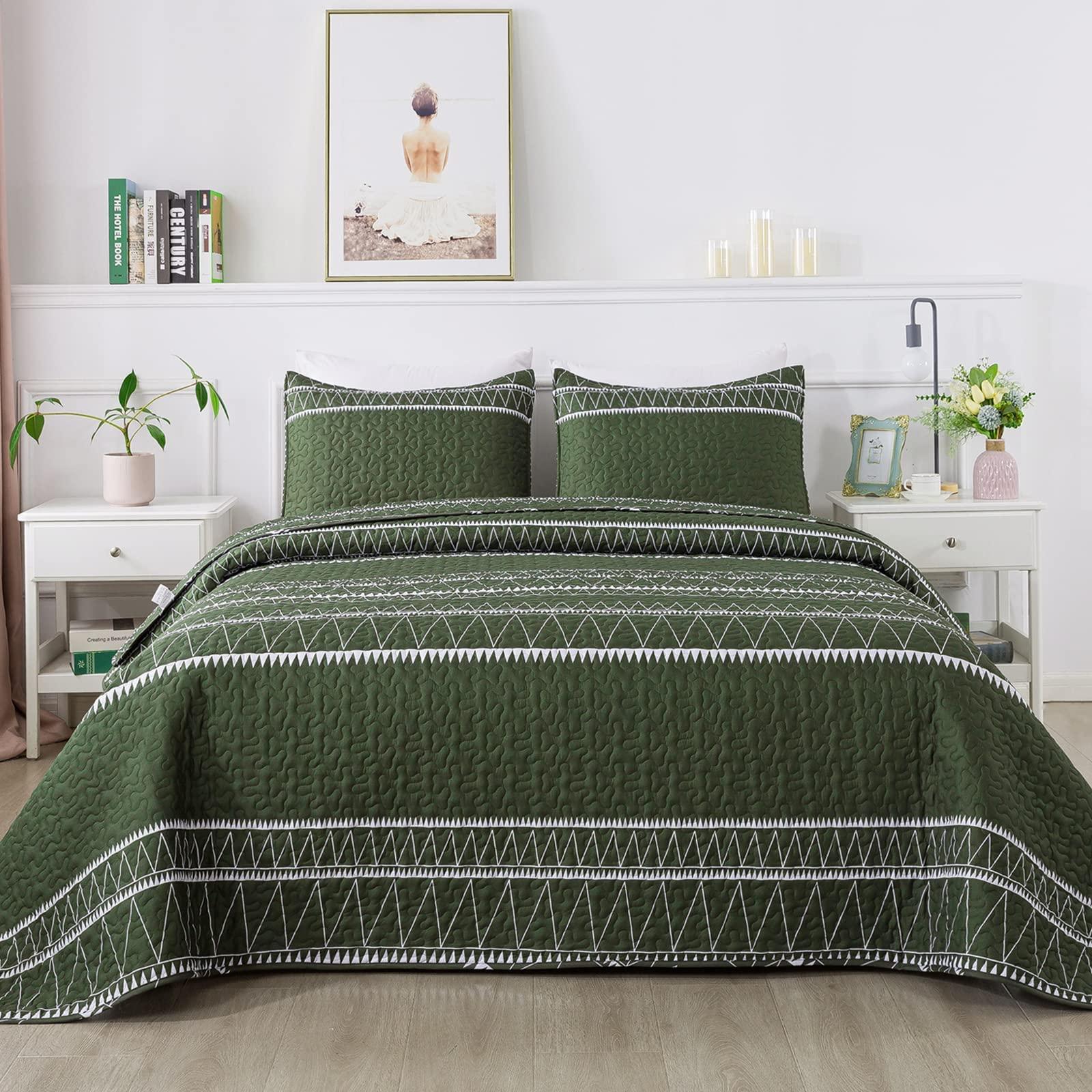 Andency Andency Green Quilt Set Oversized King (114x120 Inch), 3 Pieces(1 Striped Triangle Printed Quilt and 2 Pillowcases), Bohemian Summer Lightweight Reversible Microfiber Bedspread Coverlet