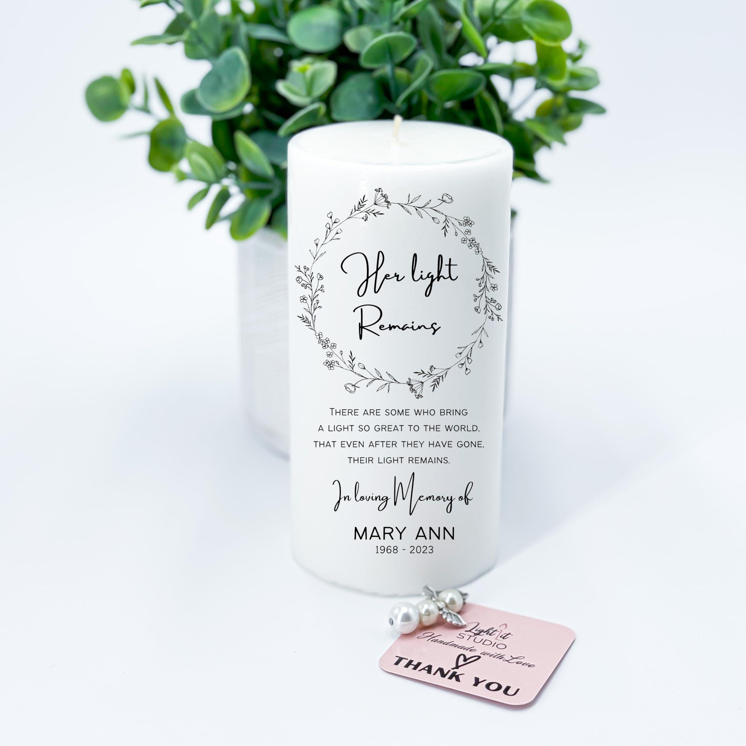LIGHTIT STUDIO Personalized Funeral Memorial Candle, In Loving Memory White Floral Custom Candle, Celebrations of Life, Tributes and Remembrances, Elegant Delicate Pillar Candle 3\"x6\" (Noir)