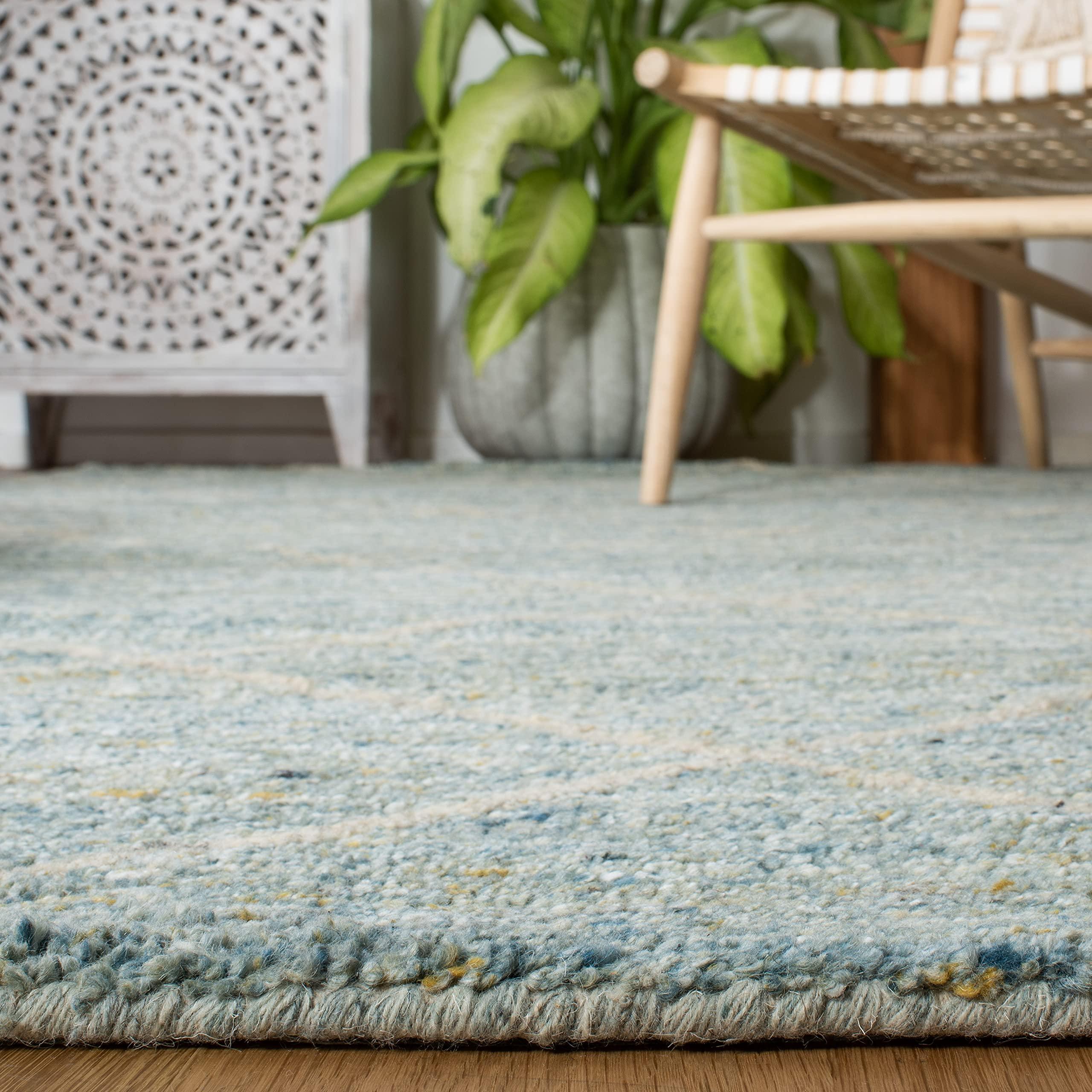 Safavieh SAFAVIEH Himalaya Collection Accent Rug - 4' x 6', Blue, Handmade Wool, Ideal for High Traffic Areas in Entryway, Living Room, Bedroom (HIM423M)
