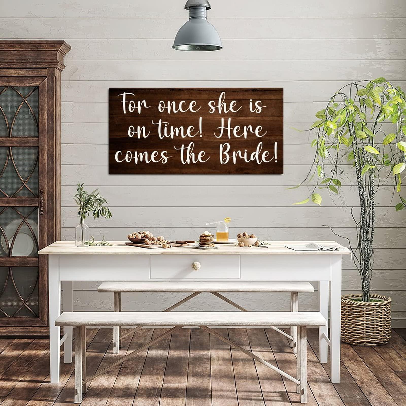 Alioyoit Farmhouse Style Wedding Sign Wood Pallet Sign Plaque Here Comes The Bride Rustic Wooden Pallet Sign Plaque Wood Hanging Door Plaque Countryside Wall Art Shabby Chic Wooden Hanging Decor Novelty