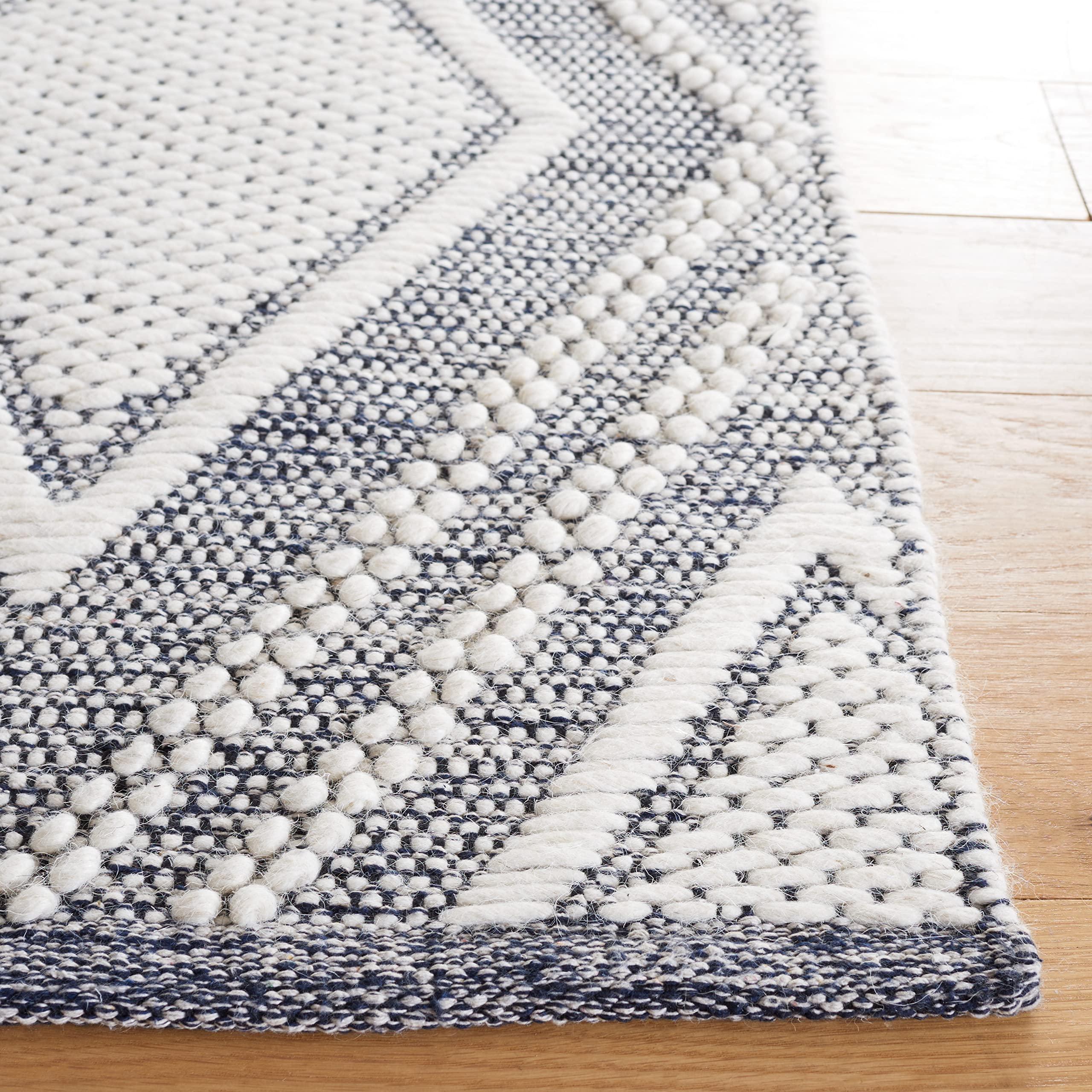 Safavieh SAFAVIEH Vermont Collection Area Rug - 5' x 8', Ivory & Navy, Handmade Moroccan Diamond Boho Wool, Ideal for High Traffic Areas in Living Room, Bedroom (VRM159N)