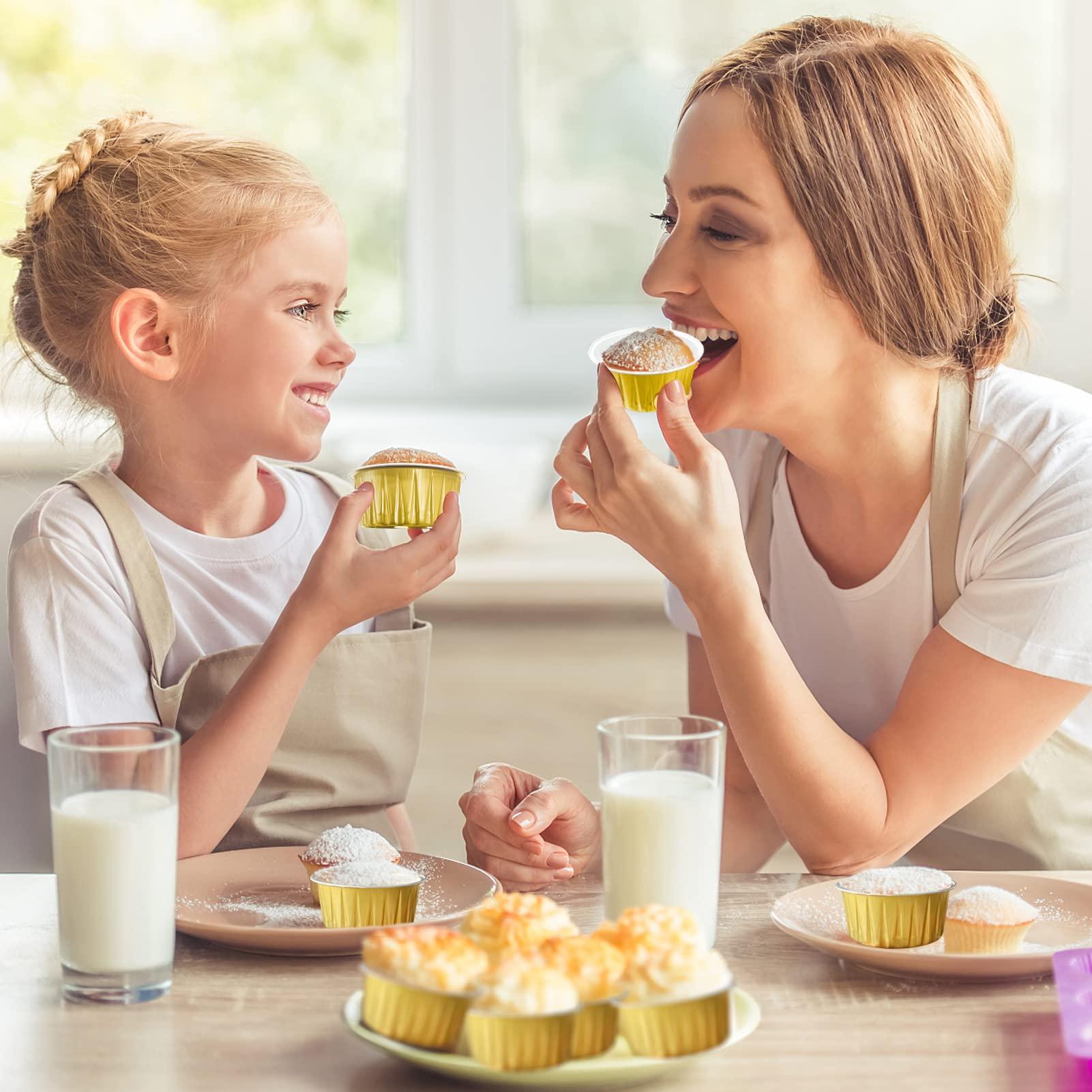 Augoog 100Pcs Aluminum Cups with Lids,5oz Disposable Ramekin Baking Cups Muffin Liners Mini Pie Pans Foil Cupcake Containers for Christmas Party Wedding Party