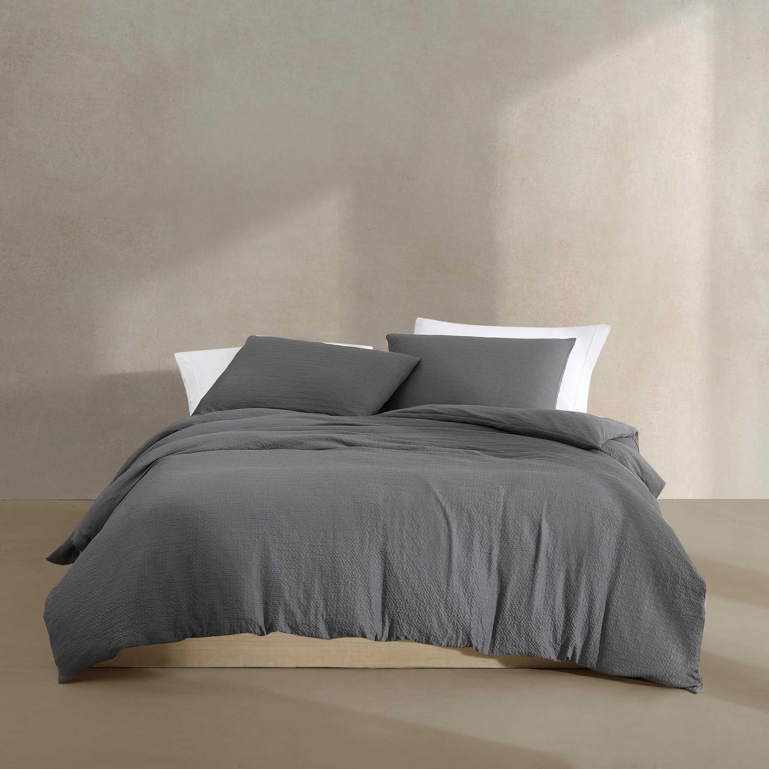 Calvin Klein Calvin Klein - King Duvet Cover Set, Super Soft Textured Bedding with Matching Shams, Reversible Home Decor, Oeko-Tex Certified (Seersucker Dark Grey, King)