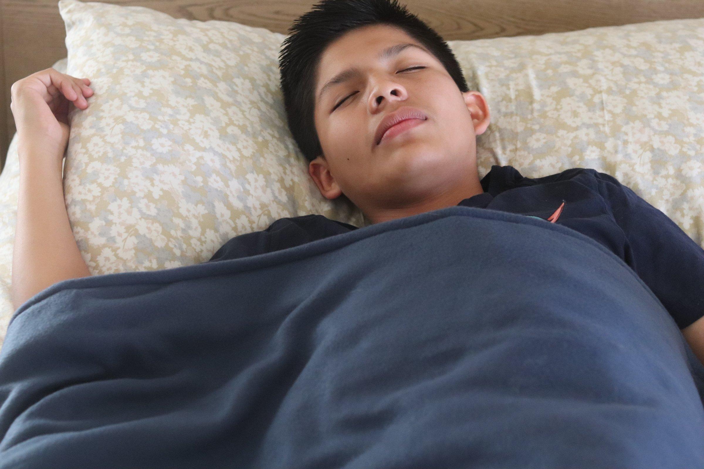 Melissa\'s Weighted Blankets Melissa\'s Weighted Blankets MADE in The USA (8lbs Child/Teen Size) RED 10 Varieties of Fleece and Flannel Combinations 27 Different Size and Weight Options Medium 62\" x42\'\'