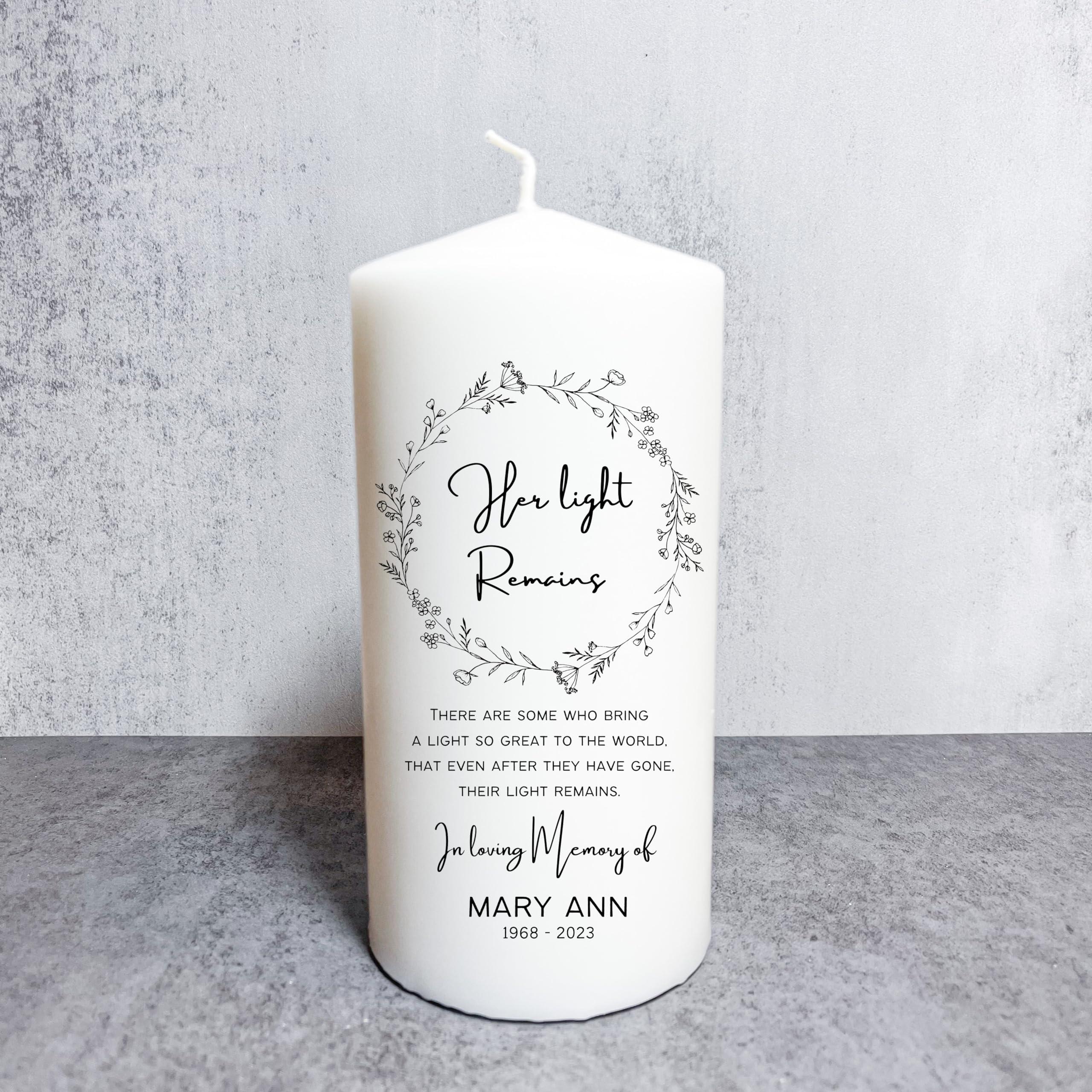 LIGHTIT STUDIO Personalized Funeral Memorial Candle, In Loving Memory White Floral Custom Candle, Celebrations of Life, Tributes and Remembrances, Elegant Delicate Pillar Candle 3\"x6\" (Noir)