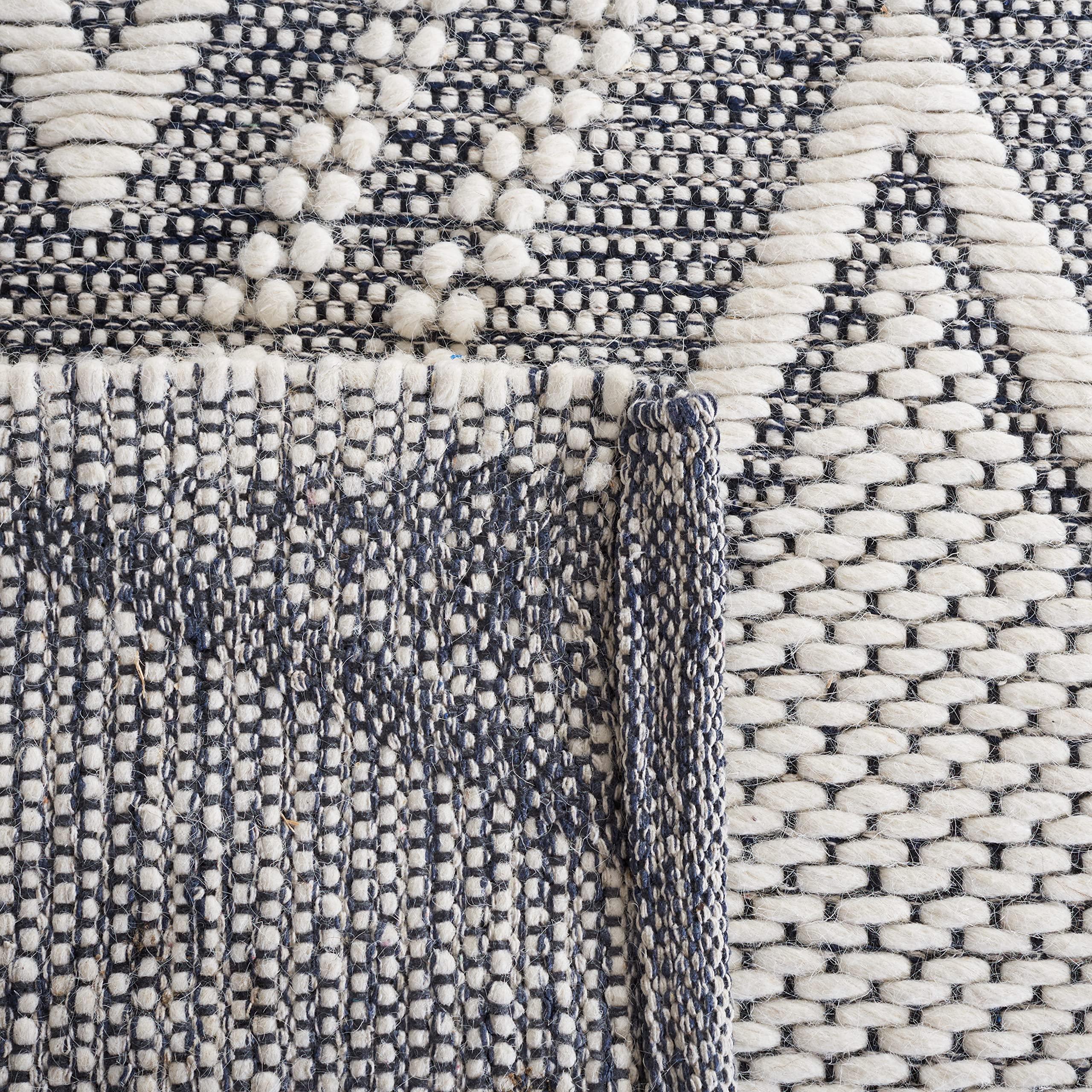 Safavieh SAFAVIEH Vermont Collection Area Rug - 5' x 8', Ivory & Navy, Handmade Moroccan Diamond Boho Wool, Ideal for High Traffic Areas in Living Room, Bedroom (VRM159N)