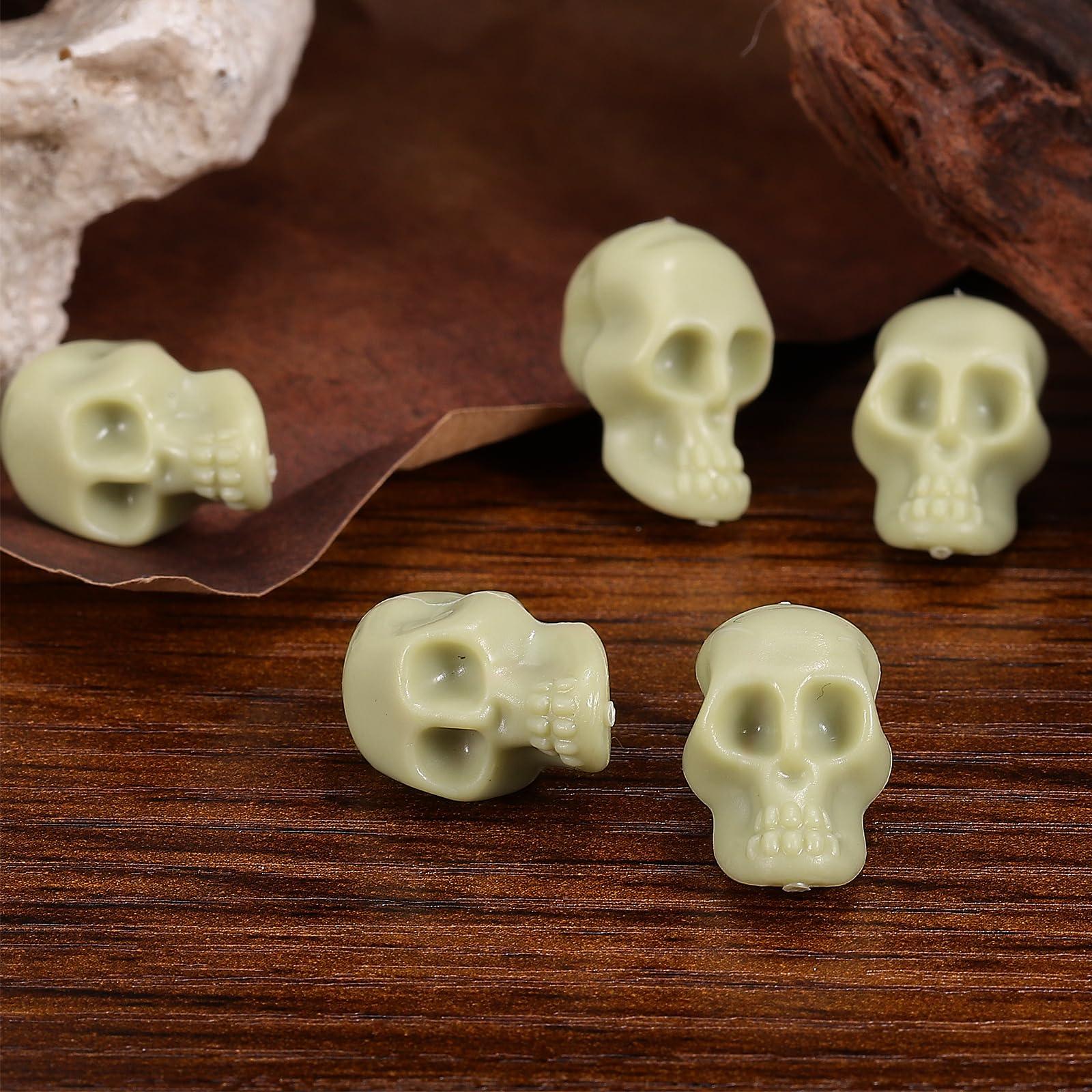 PRETYZOOM PRETYZOOM 100PCS Mini Plastic Skull Heads Miniature Skulls Tiny Ghost Skeleton Miniatures Skull Figurines Halloween Decorations Mini Skeletons Realistic Skeleton Skulls (0.8"x0.5")