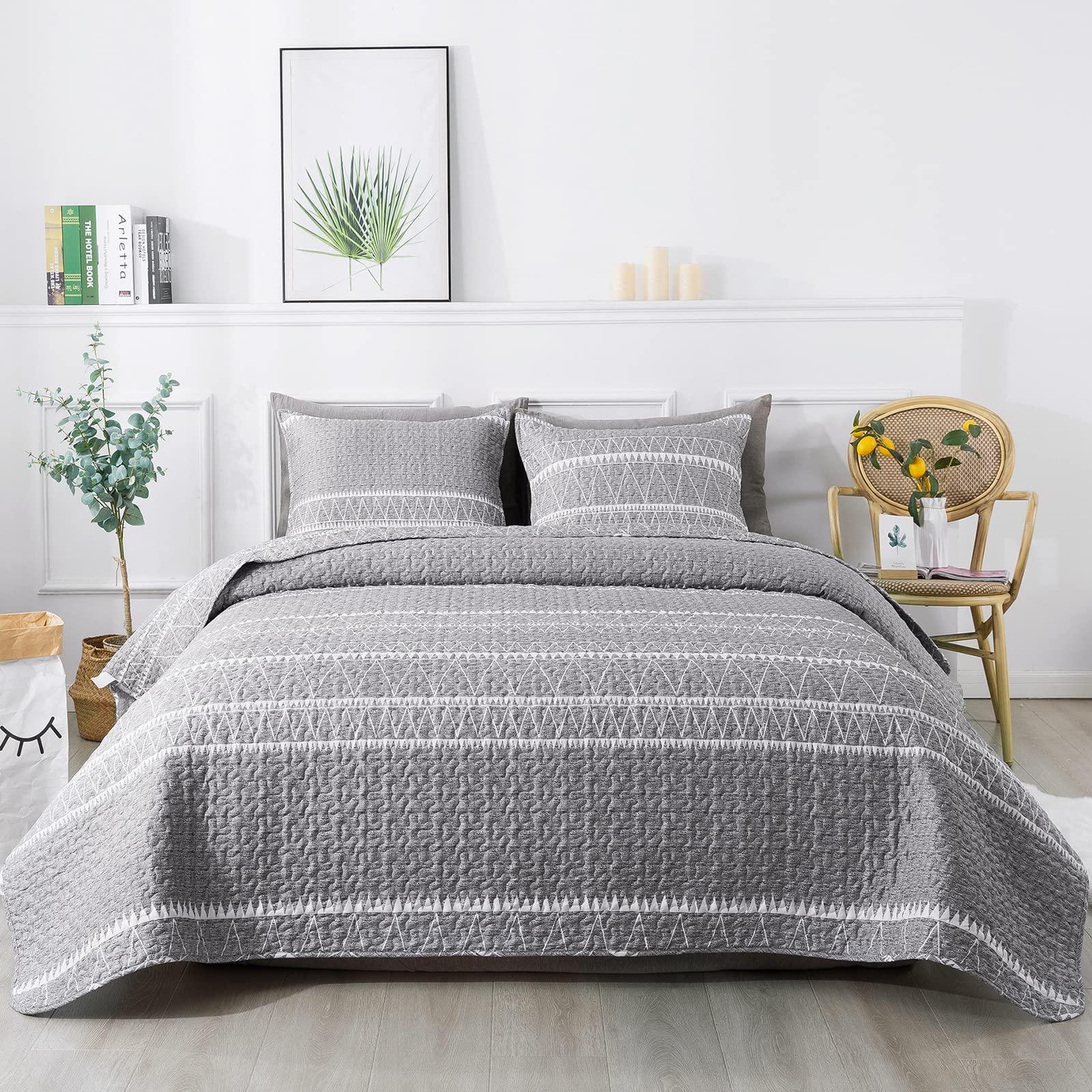 Andency Andency Grey Quilt Set Oversized King (118x120 Inch), 3 Pieces(1 Striped Triangle Printed Quilt and 2 Pillowcases), Bohemian Summer Lightweight Reversible Microfiber Bedspread Coverlet Sets