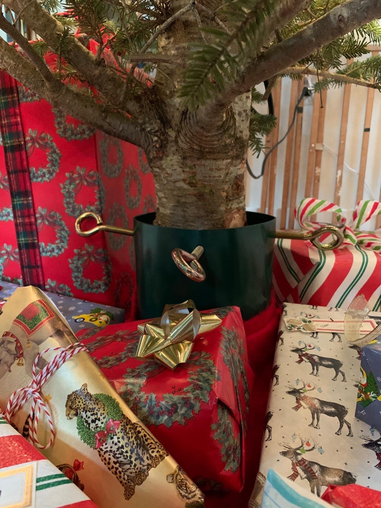 Goliath Goliath Welded Steel Christmas Tree Stand for Live Trees 5 to 12 Foot