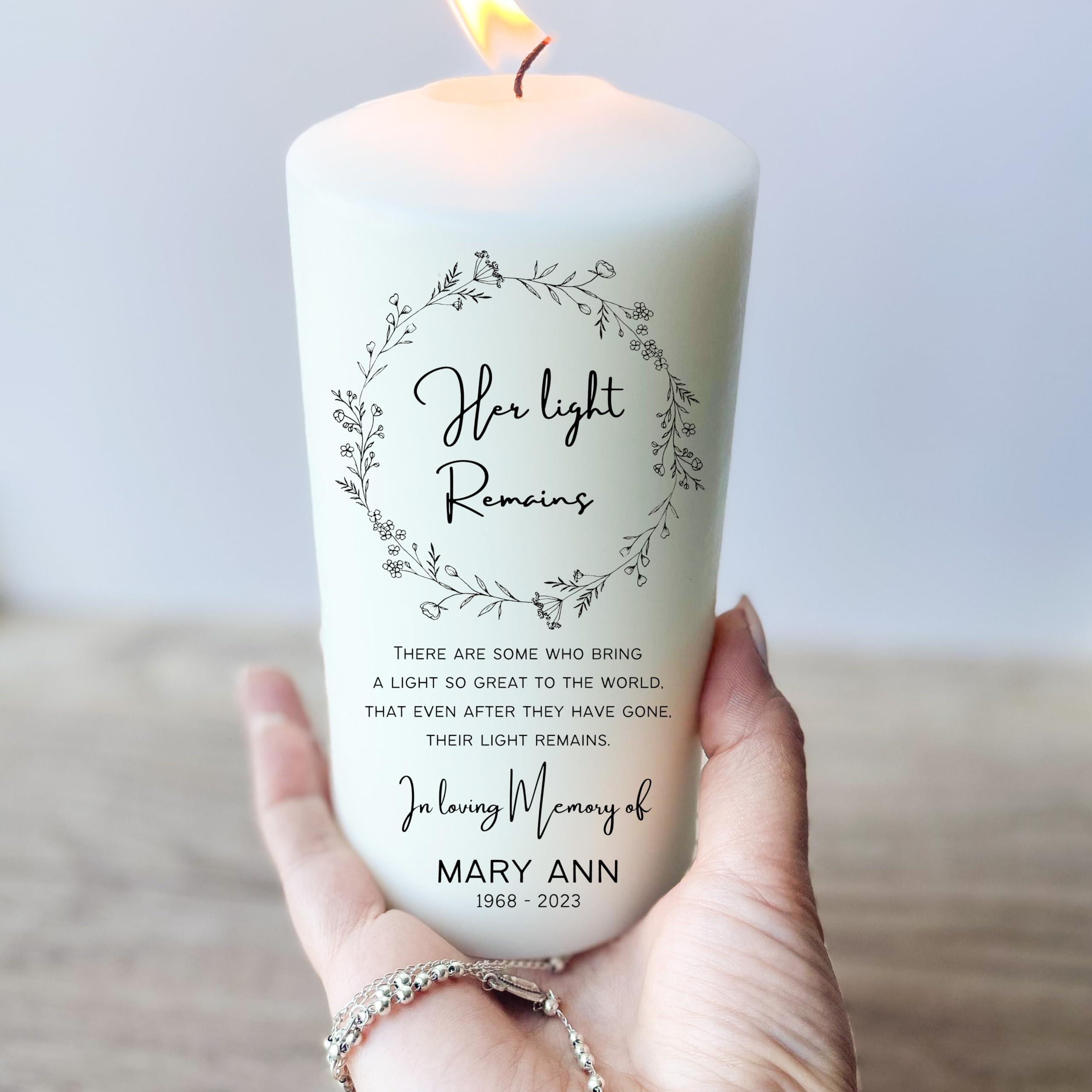 LIGHTIT STUDIO Personalized Funeral Memorial Candle, In Loving Memory White Floral Custom Candle, Celebrations of Life, Tributes and Remembrances, Elegant Delicate Pillar Candle 3\"x6\" (Noir)