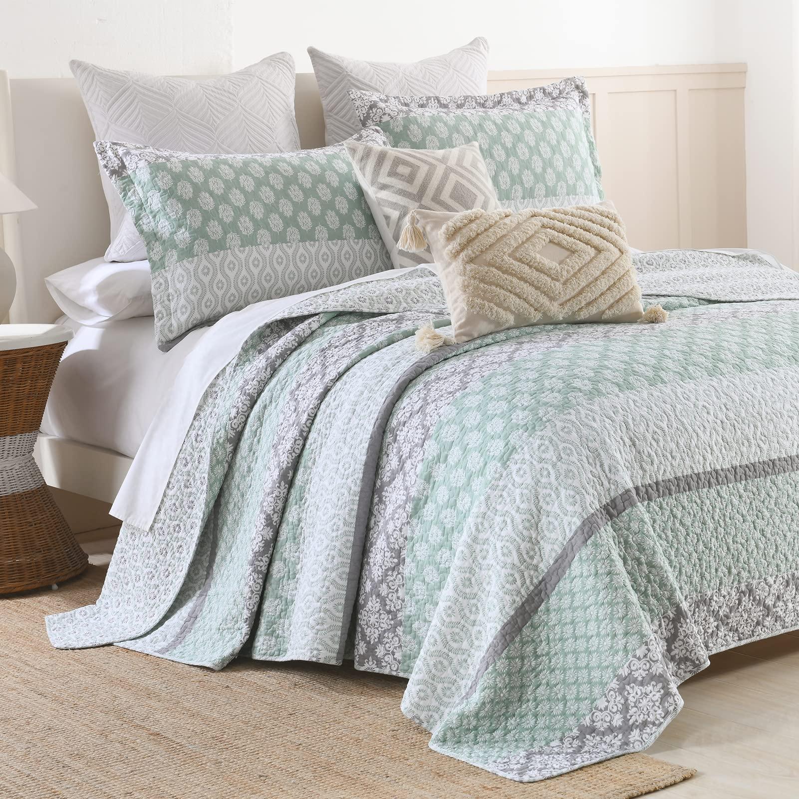 KALOOLA KALOOLA Sage Green King Quilt, 100% Cotton Floral Bedspread Coverlet King Size, Farmhouse Reversible Boho Bedding Set, Lightweight Thin Comforter for All Season, 3 Pieces