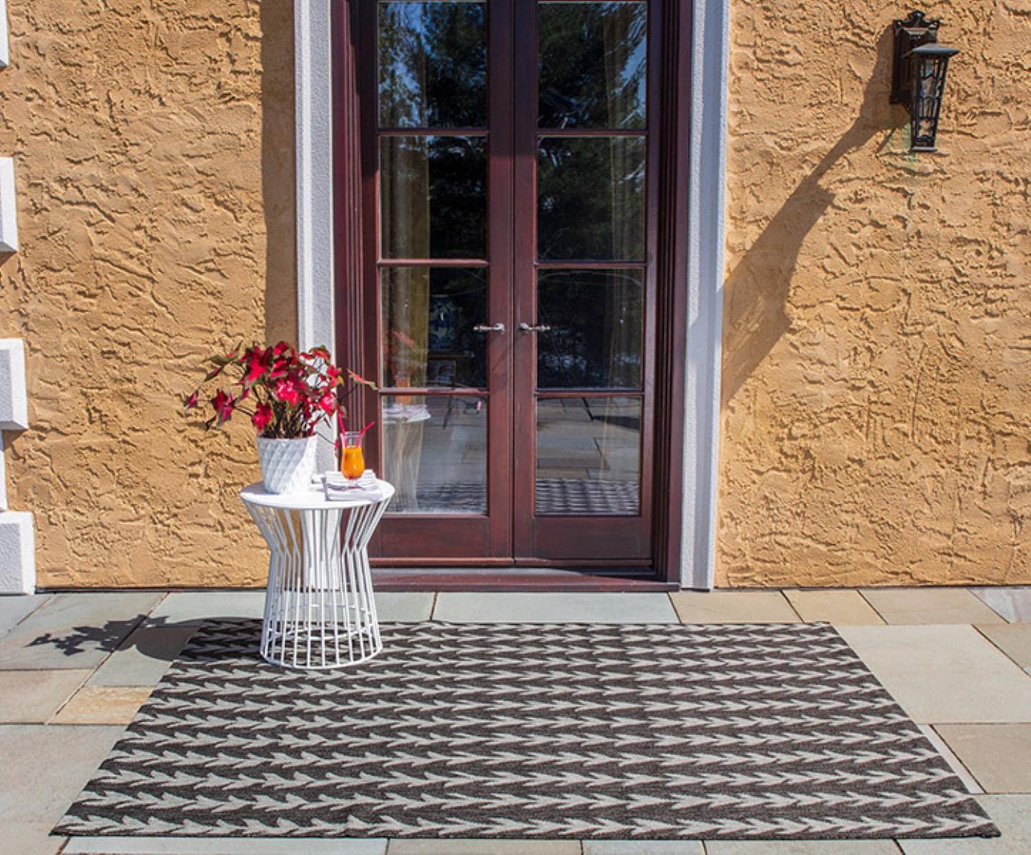 Novogratz Novogratz Momeni Rectangular Striped Area Rug in Black (9 ft. 6 in. L x 6 ft. 7 in. W)