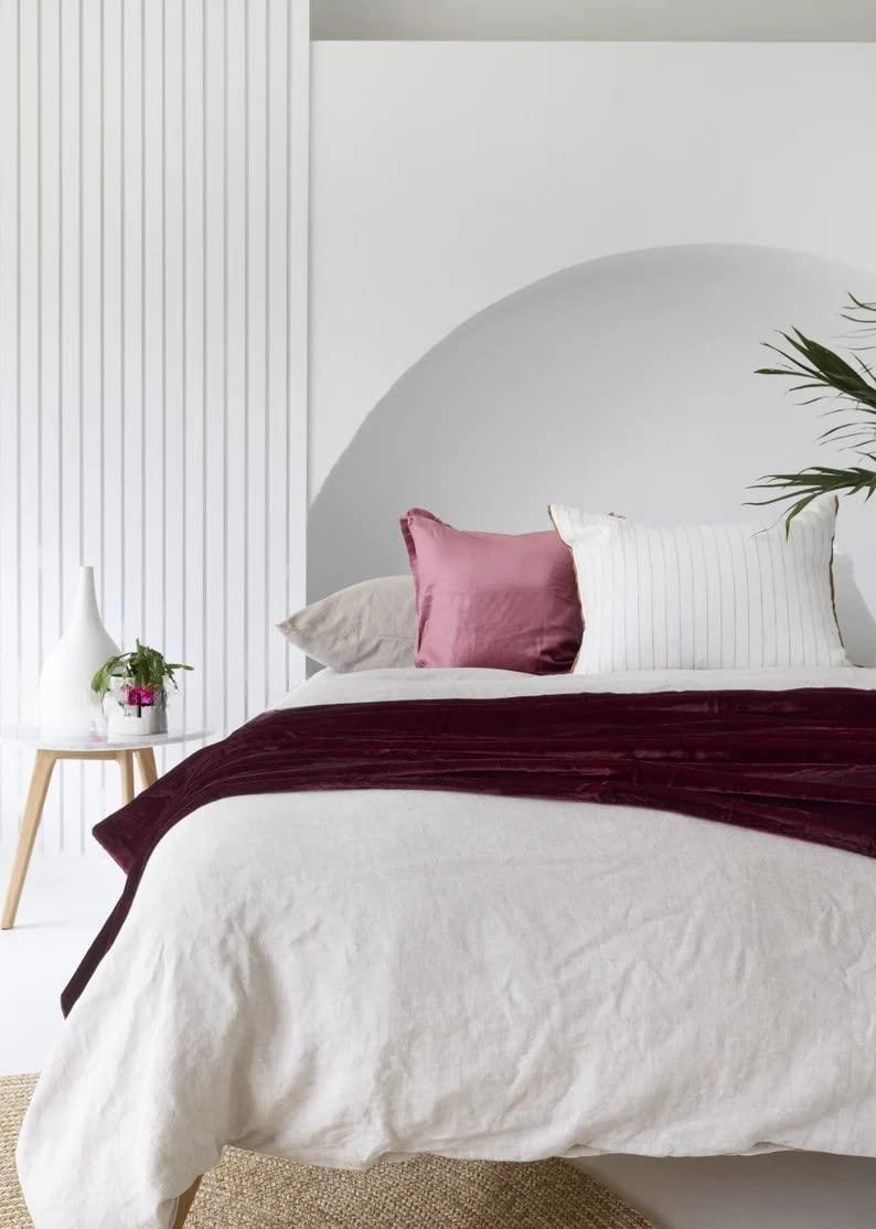 DecorAvenue DecorAvenue Luxury Crushed Velvet Throw Blanket with Tassels Sofa Bed Soft Blankets Boho Warm Throws Cozy Plush Lightweight (Maroon, 50 x 60 Inches)